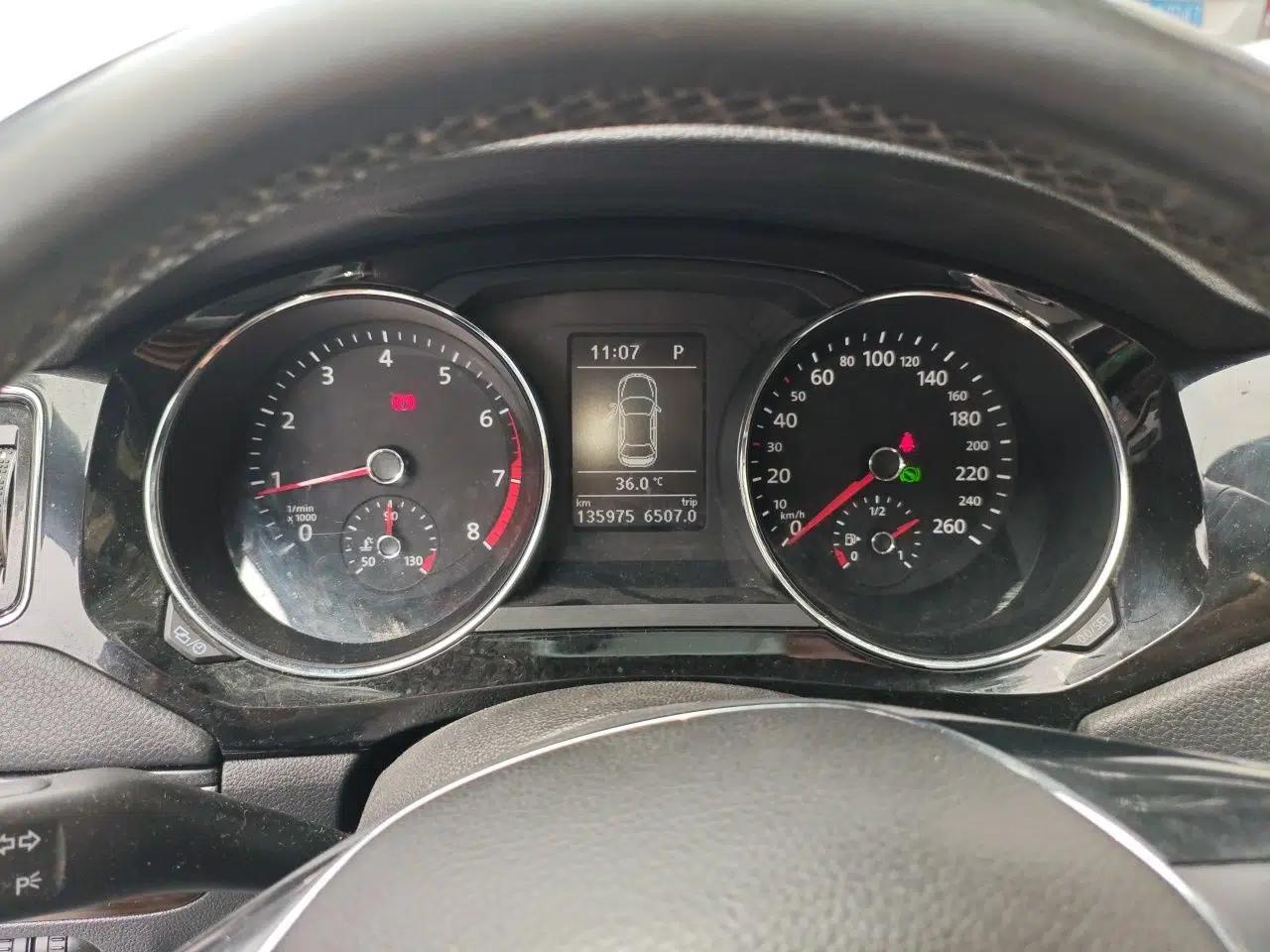 Volkswagen Sagitar 2015 230TSI Automatic Luxury Model — миниатюра 11