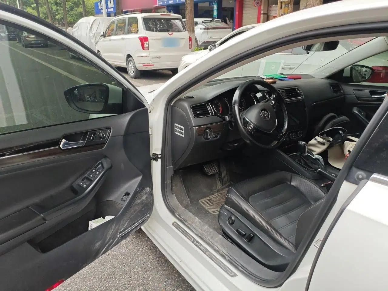 Volkswagen Sagitar 2015 230TSI Automatic Luxury Model — миниатюра 16