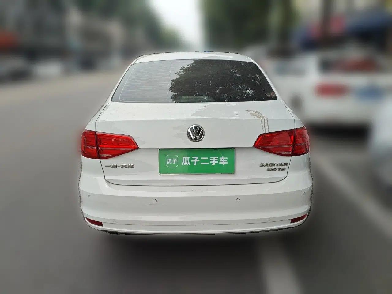 Volkswagen Sagitar 2015 230TSI Automatic Luxury Model — миниатюра 5