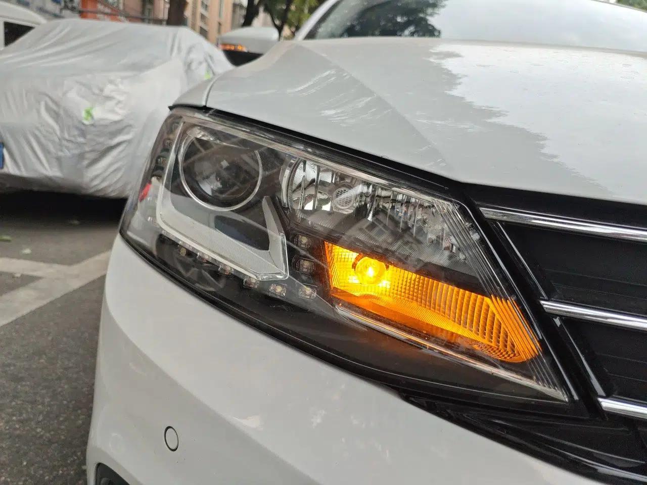 Volkswagen Sagitar 2015 230TSI Automatic Luxury Model — миниатюра 7