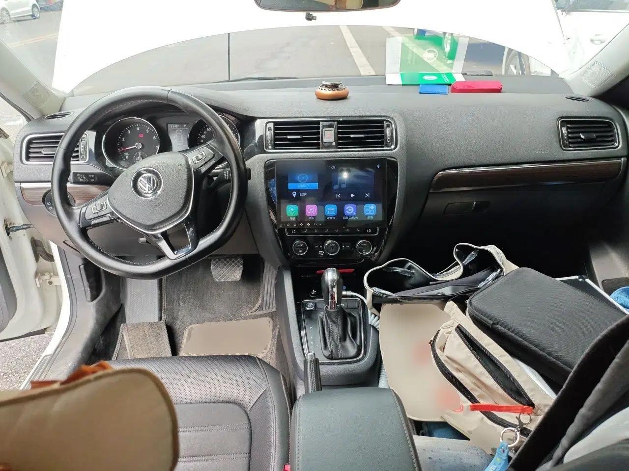 Volkswagen Sagitar 2015 230TSI Automatic Luxury Model — миниатюра 9