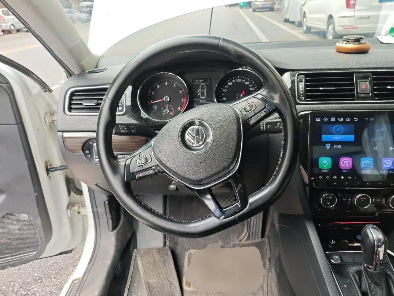 Volkswagen Sagitar 2015 230TSI Automatic Luxury Model — миниатюра 10
