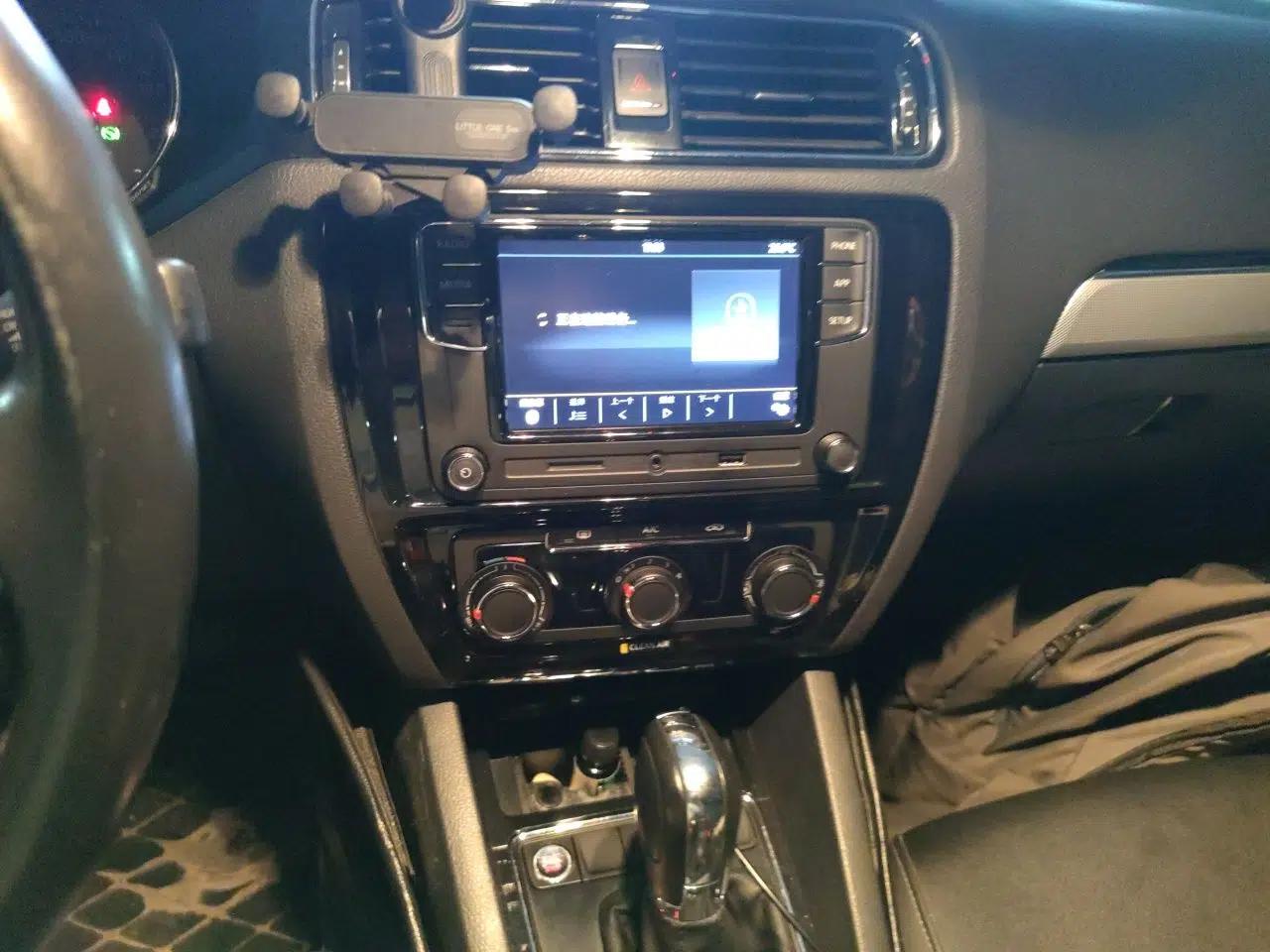Volkswagen Sagitar 2018 1.6L Automatic Comfort Model — миниатюра 13