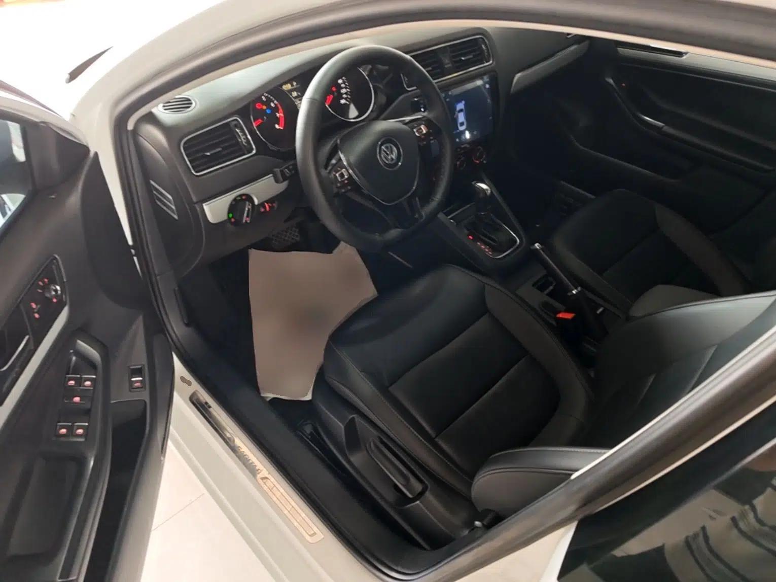 Volkswagen Sagitar 2017 1.6L Automatic Comfort Model — миниатюра 18