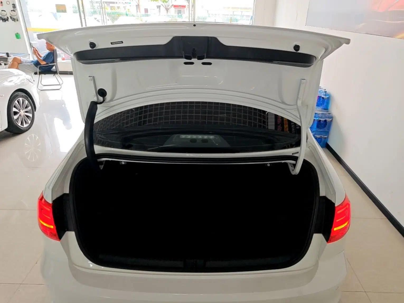 Volkswagen Sagitar 2017 1.6L Automatic Comfort Model — миниатюра 22