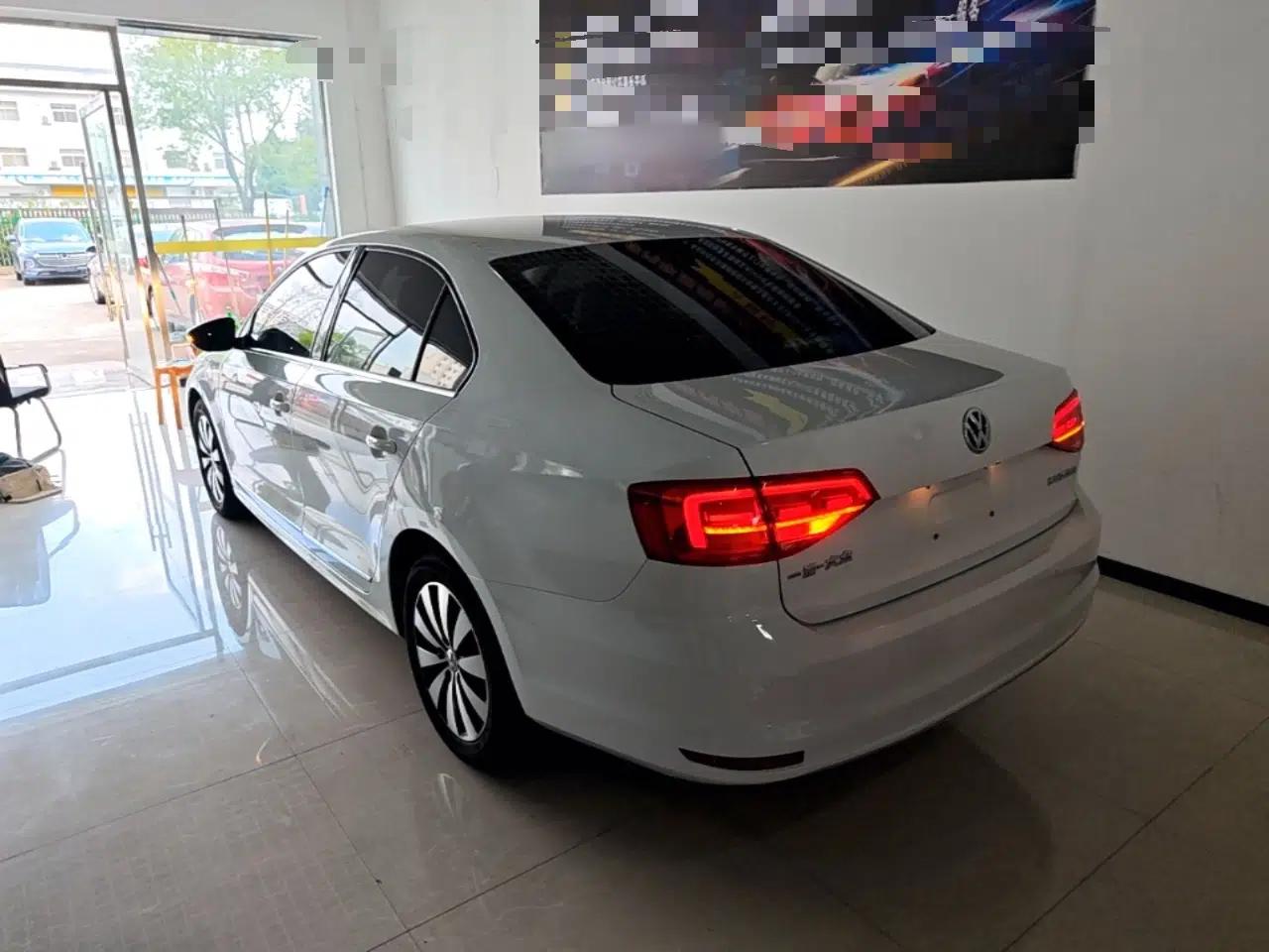 Volkswagen Sagitar 2017 1.6L Automatic Comfort Model — миниатюра 4