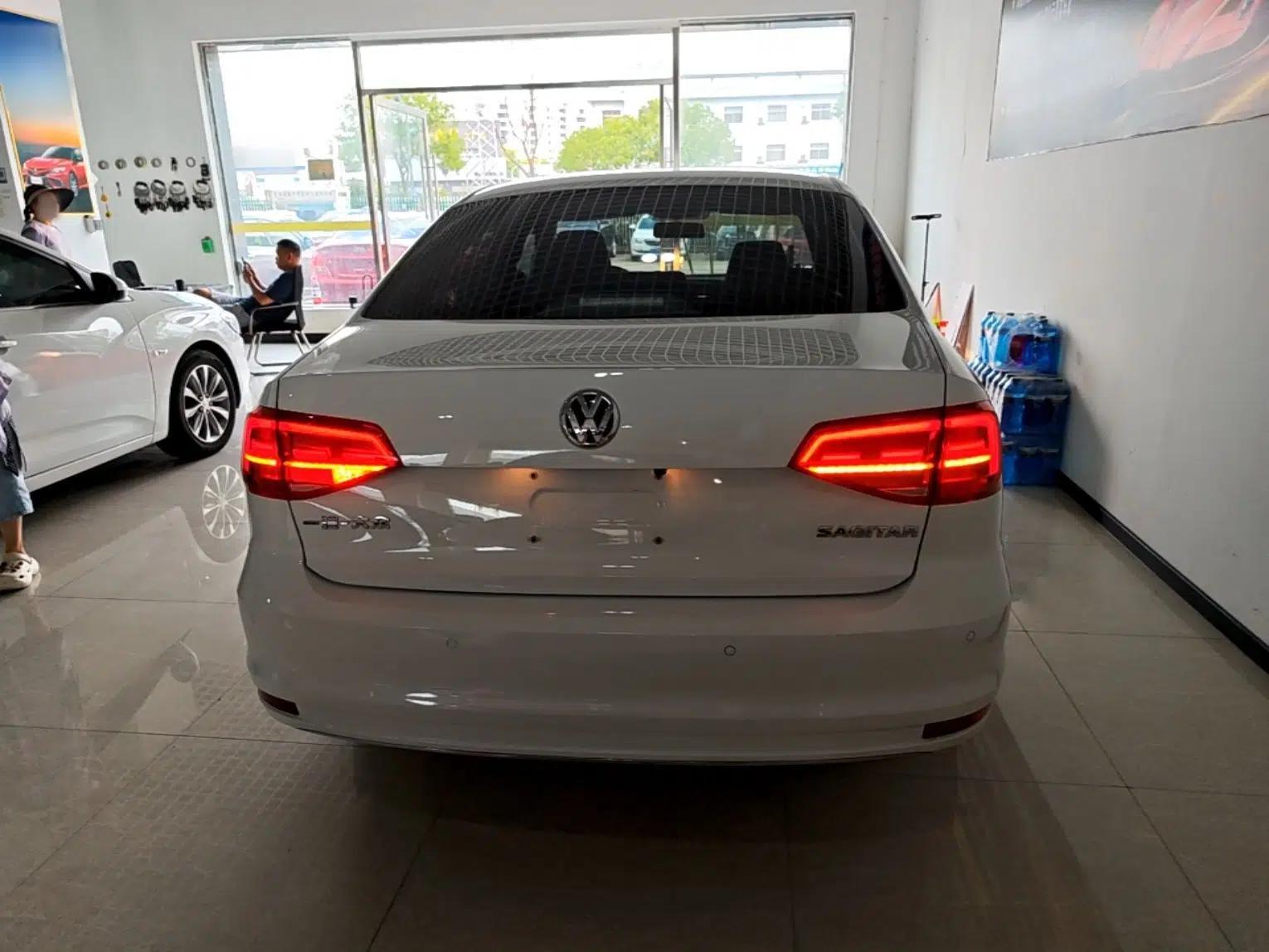 Volkswagen Sagitar 2017 1.6L Automatic Comfort Model — миниатюра 5