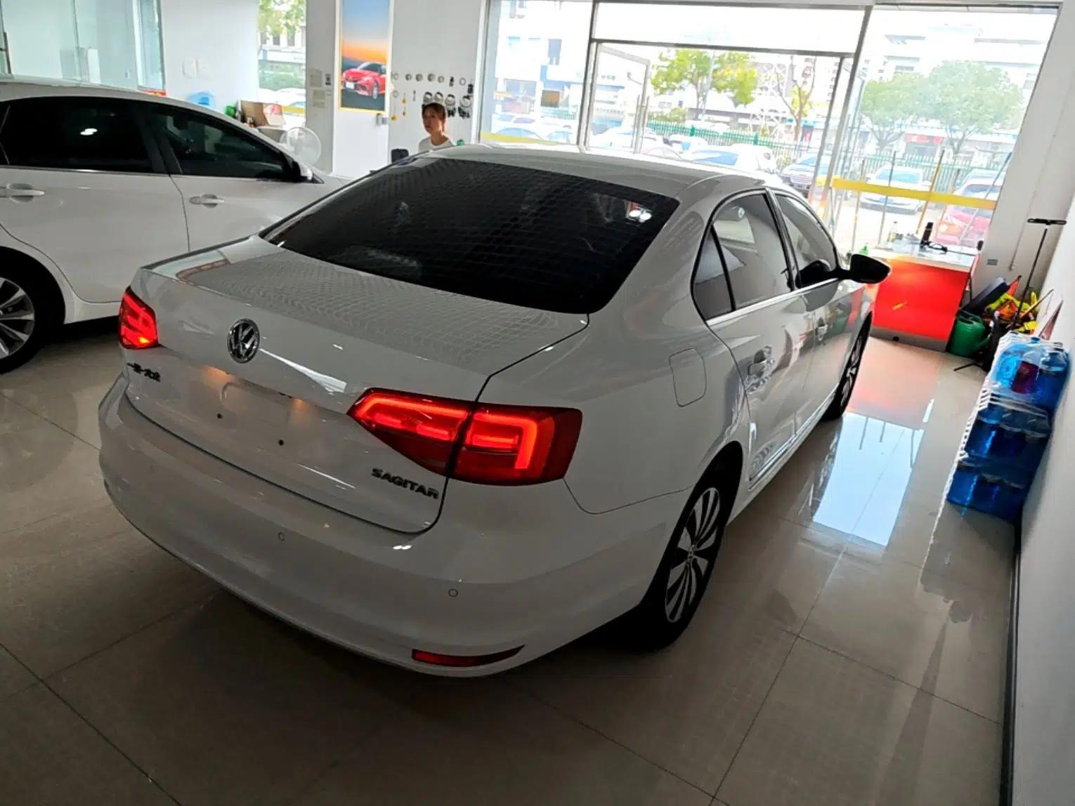 Volkswagen Sagitar 2017 1.6L Automatic Comfort Model — миниатюра 6