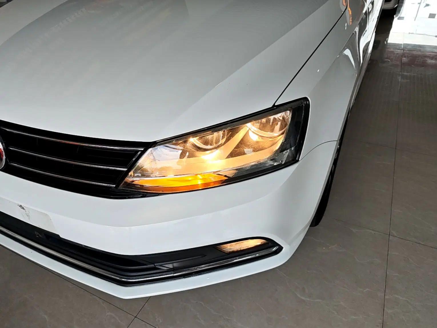 Volkswagen Sagitar 2017 1.6L Automatic Comfort Model — миниатюра 8