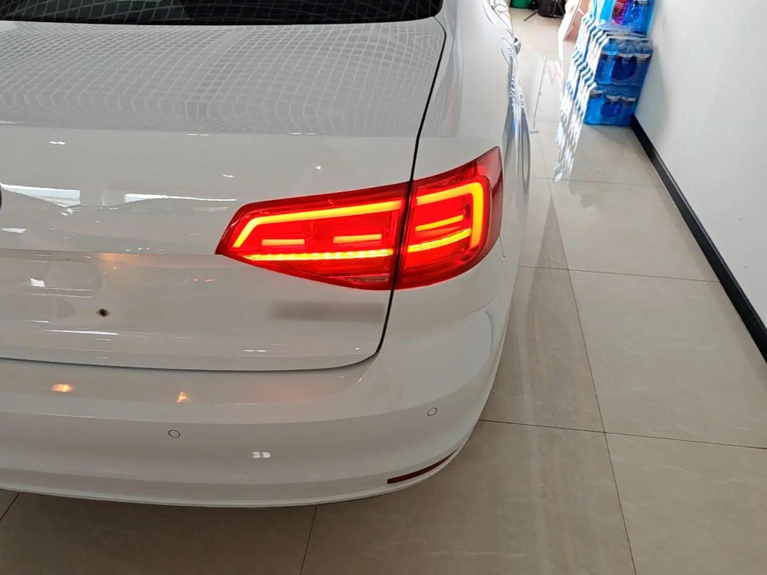 Volkswagen Sagitar 2017 1.6L Automatic Comfort Model — миниатюра 9