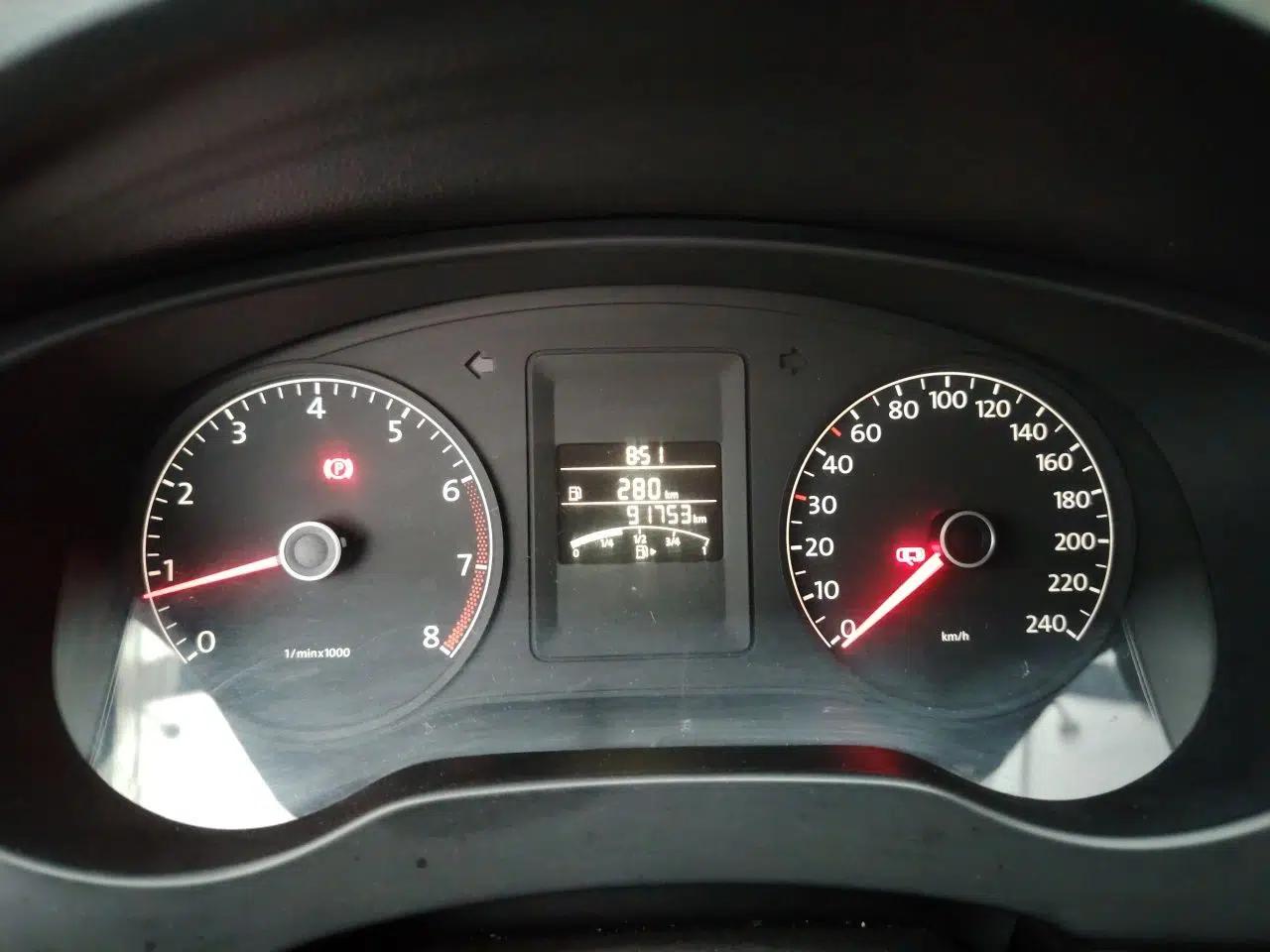 Volkswagen Sagitar 2014 1.6L Manual Comfort Model — миниатюра 11