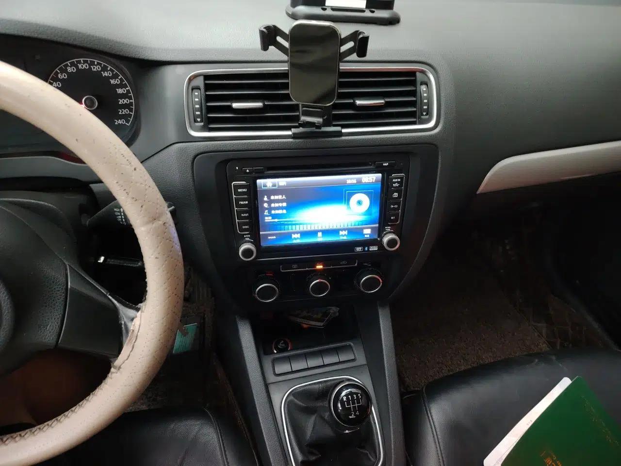 Volkswagen Sagitar 2014 1.6L Manual Comfort Model — миниатюра 13