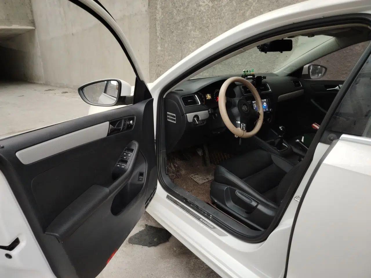 Volkswagen Sagitar 2014 1.6L Manual Comfort Model — миниатюра 16