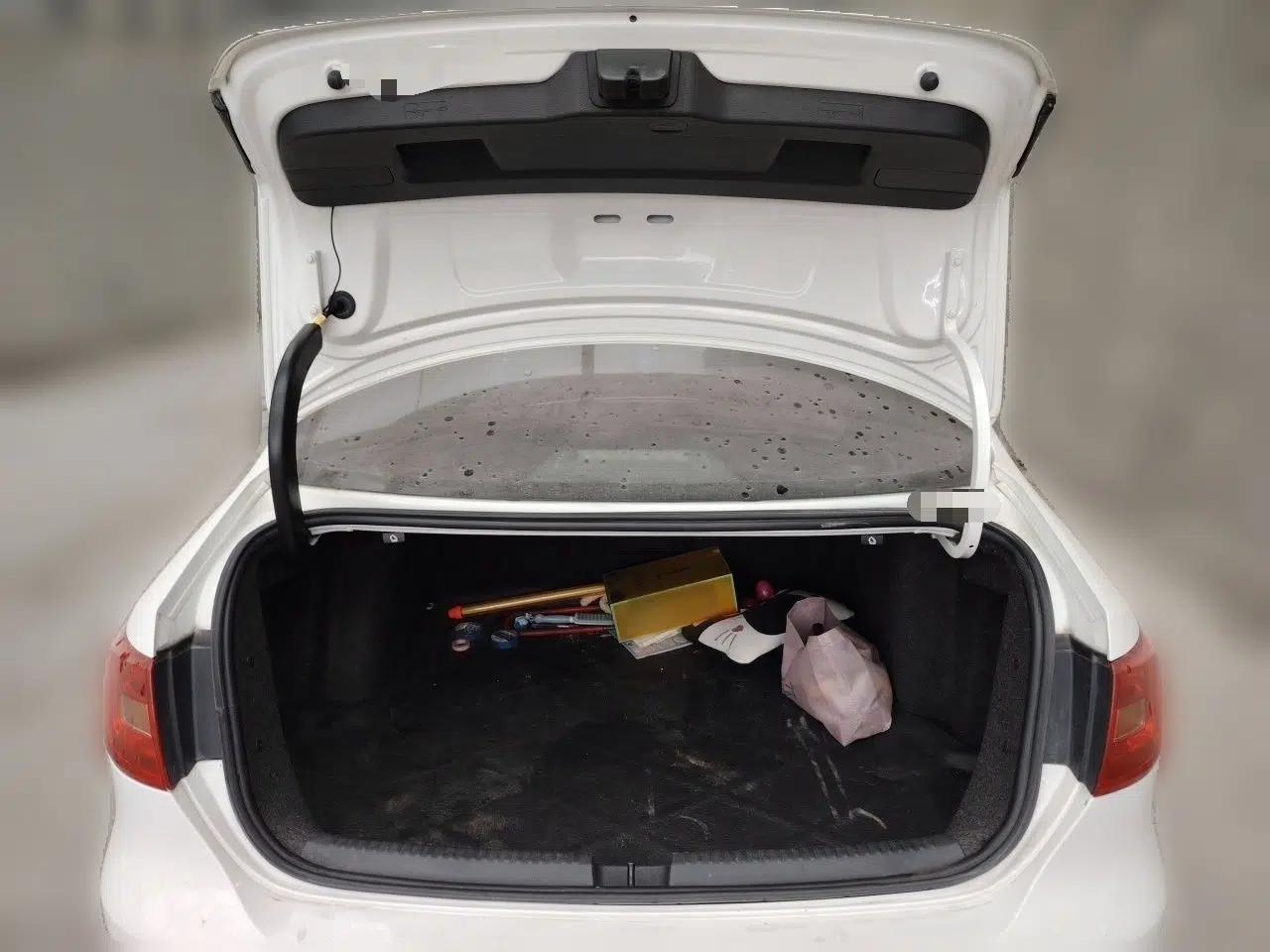 Volkswagen Sagitar 2014 1.6L Manual Comfort Model — миниатюра 19