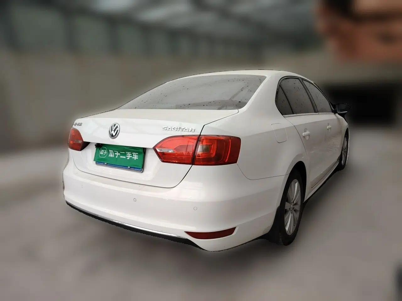 Volkswagen Sagitar 2014 1.6L Manual Comfort Model — миниатюра 6