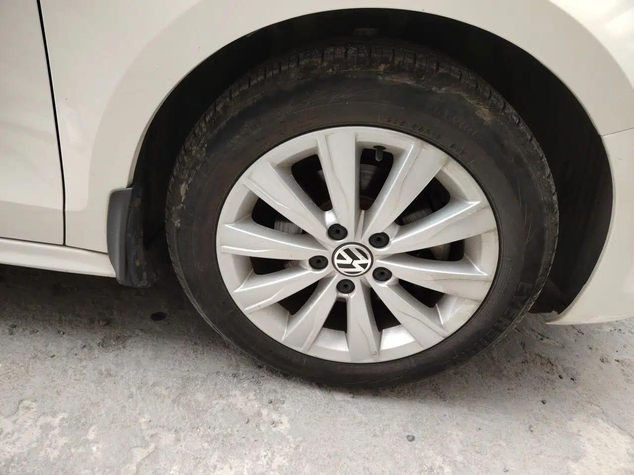 Volkswagen Sagitar 2014 1.6L Manual Comfort Model — миниатюра 8