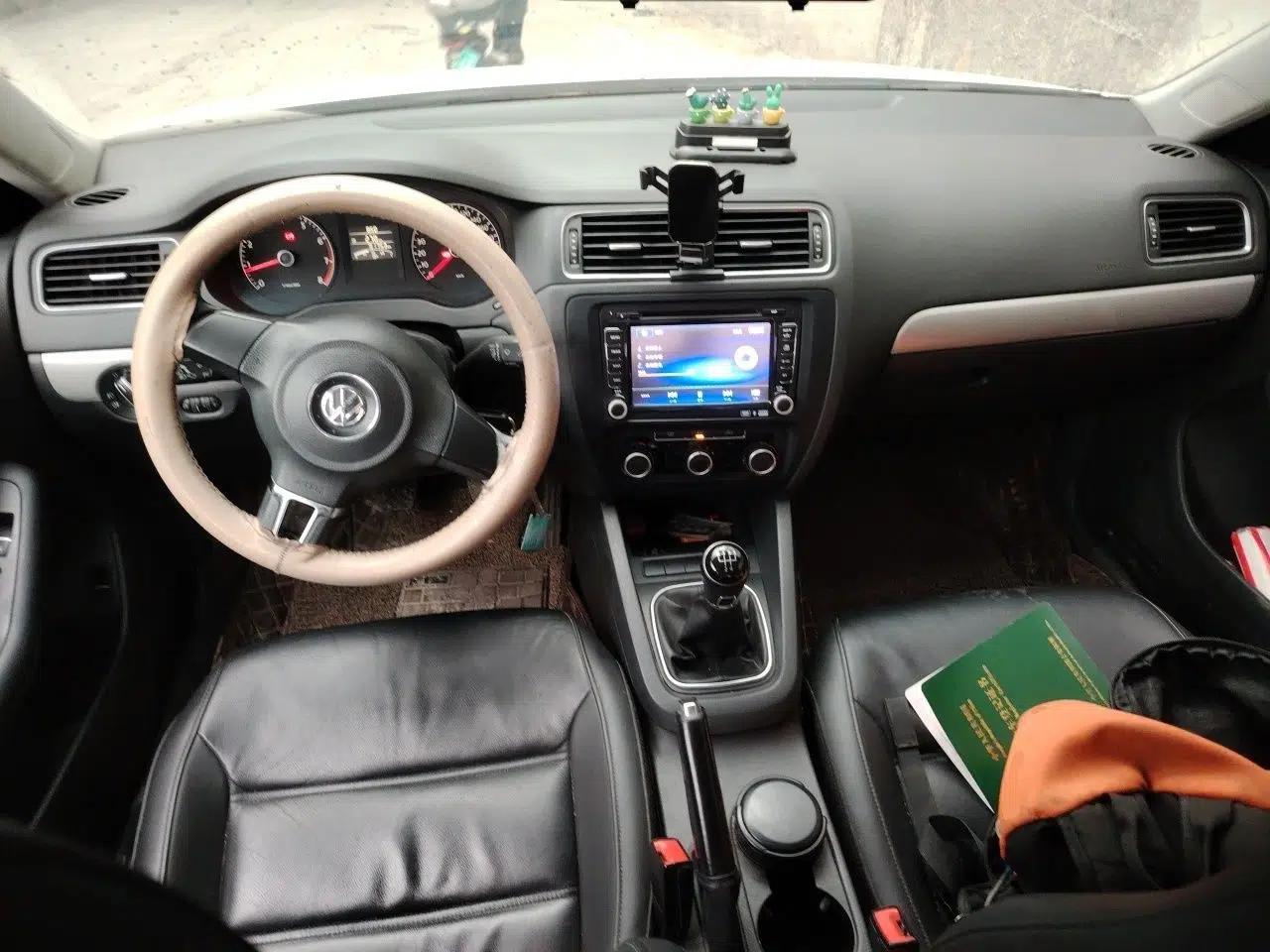 Volkswagen Sagitar 2014 1.6L Manual Comfort Model — миниатюра 9