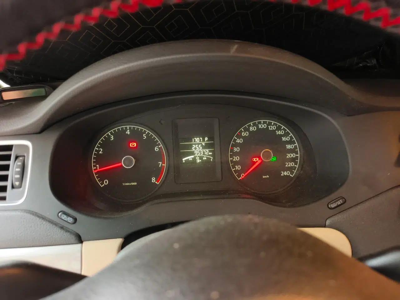 Volkswagen Sagitar 2012 1.6L Automatic Comfort Edition — миниатюра 11