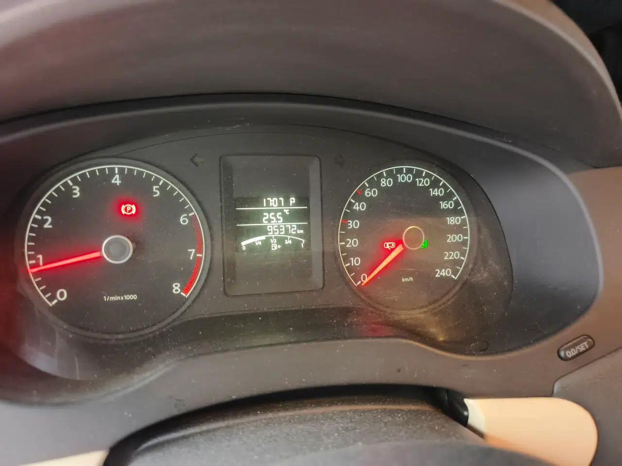 Volkswagen Sagitar 2012 1.6L Automatic Comfort Edition — миниатюра 12