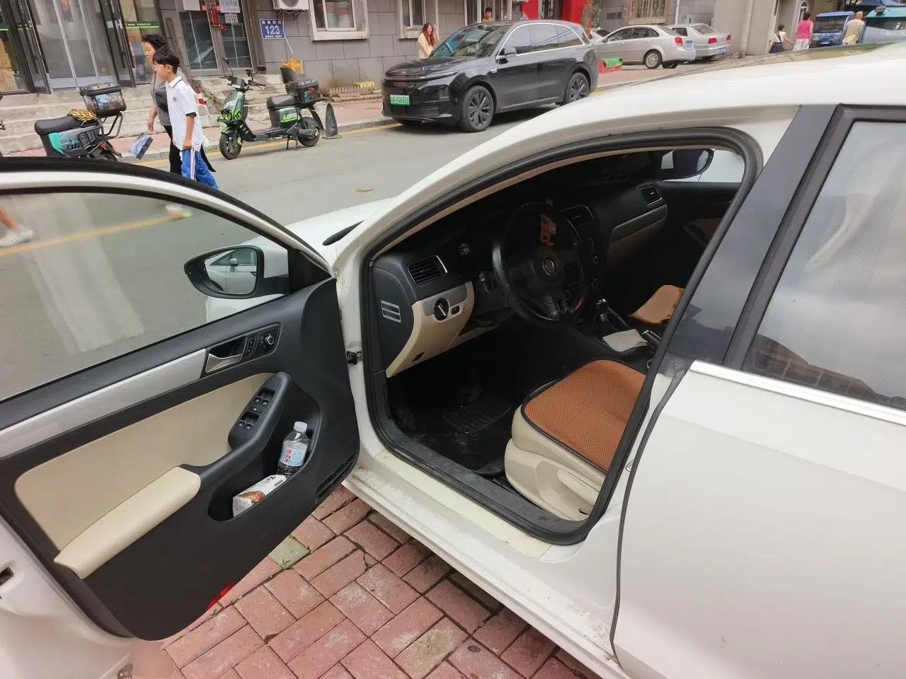 Volkswagen Sagitar 2012 1.6L Automatic Comfort Edition — миниатюра 16