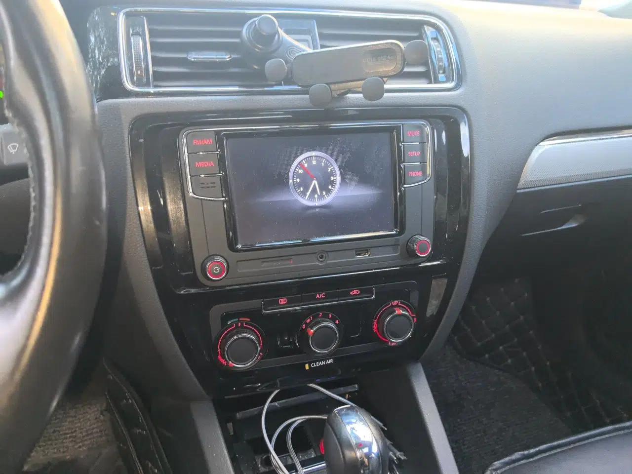 Volkswagen Sagitar 2017 1.6L Automatic Comfort Model — миниатюра 13