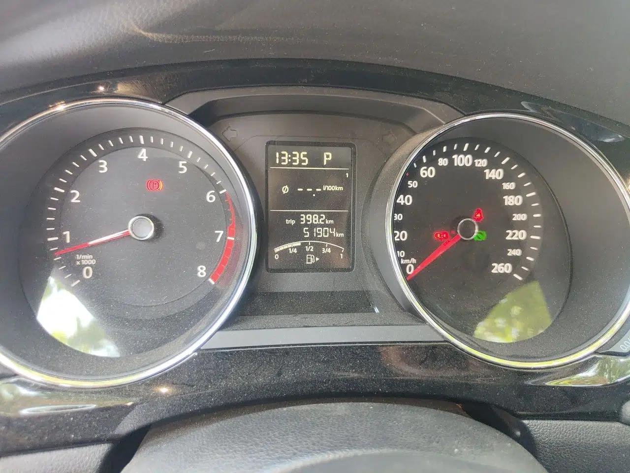 Volkswagen Sagitar 2018 1.6L Automatic Comfort Model — миниатюра 11