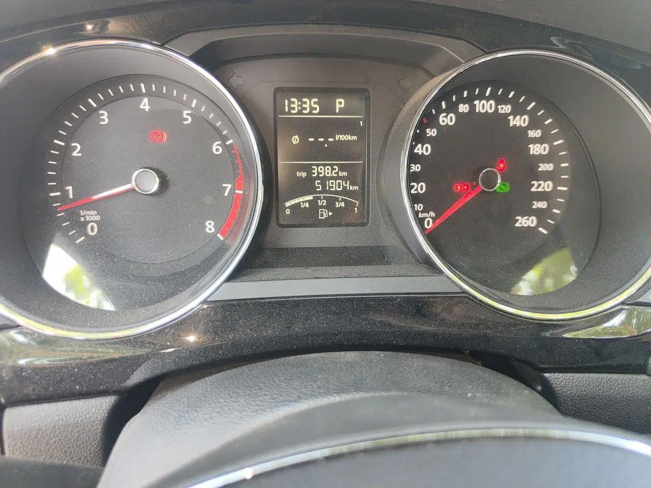 Volkswagen Sagitar 2018 1.6L Automatic Comfort Model — миниатюра 12