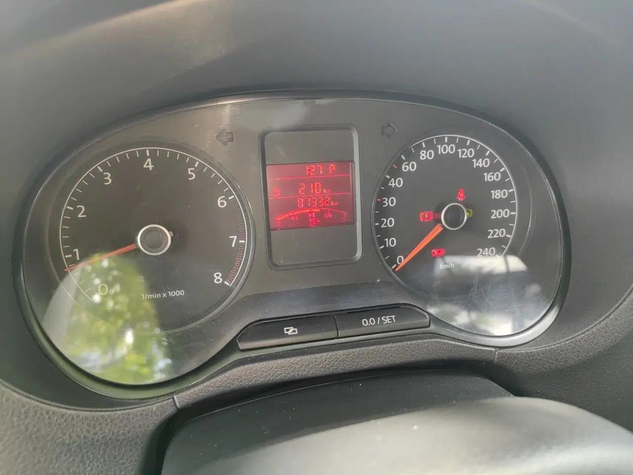 Volkswagen Polo 2011 1.6L Automatic ZhiShang Version — миниатюра 12