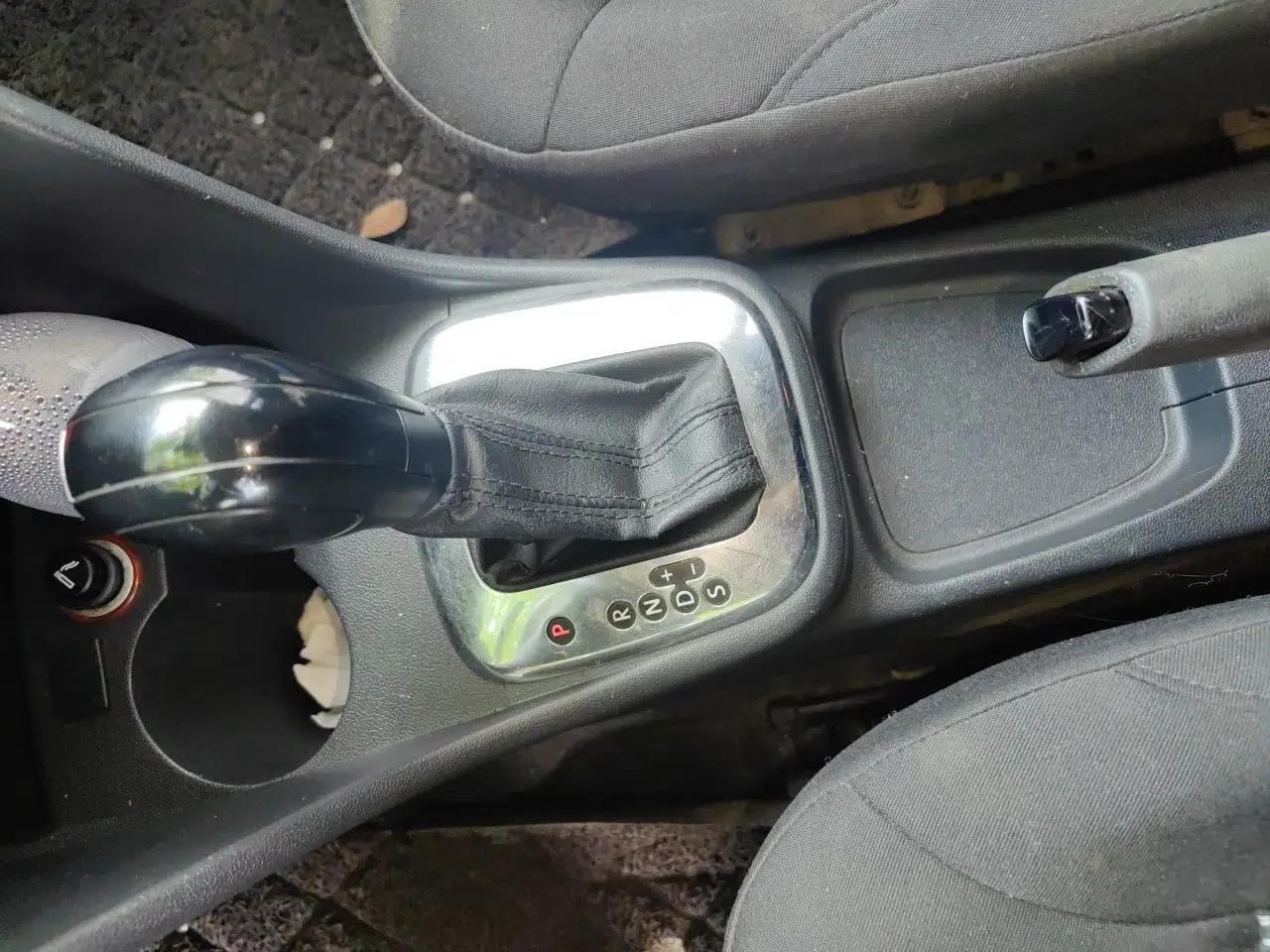 Volkswagen Polo 2011 1.6L Automatic ZhiShang Version — миниатюра 14