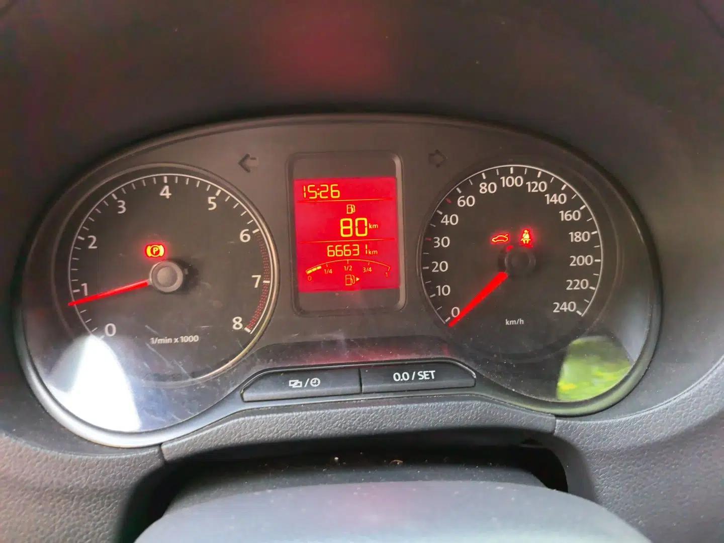 Volkswagen Polo 2013 1.6L Manual Comfort Edition — миниатюра 11