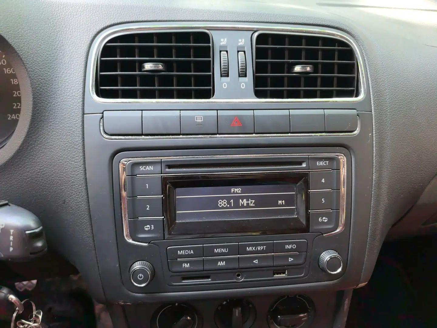 Volkswagen Polo 2013 1.6L Manual Comfort Edition — миниатюра 13