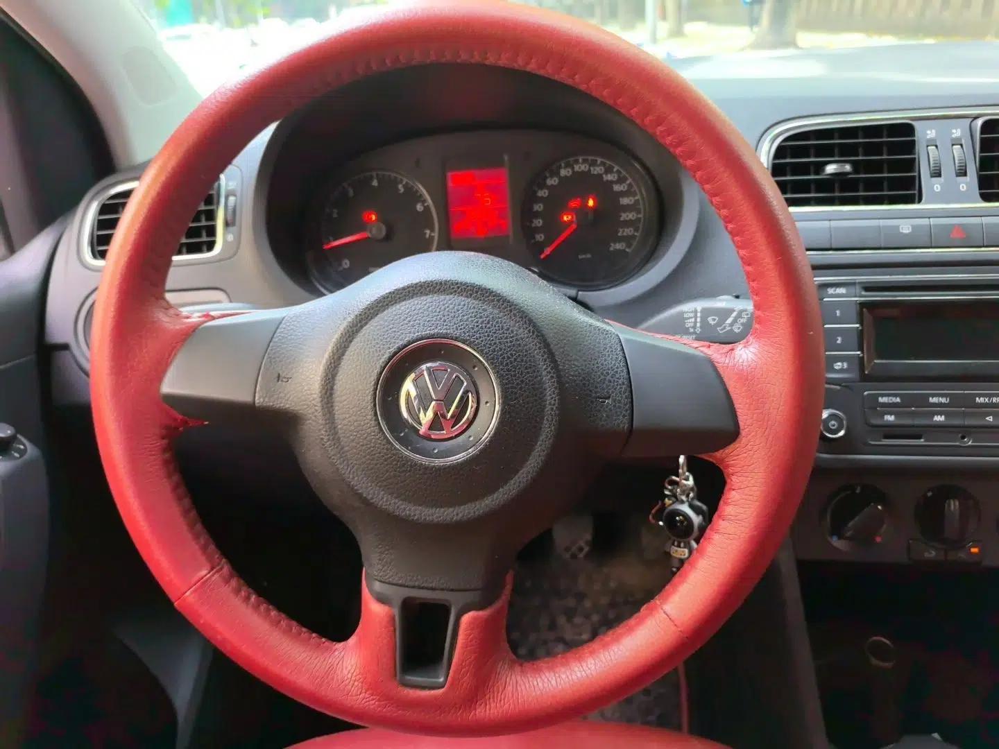 Volkswagen Polo 2013 1.6L Manual Comfort Edition — миниатюра 10