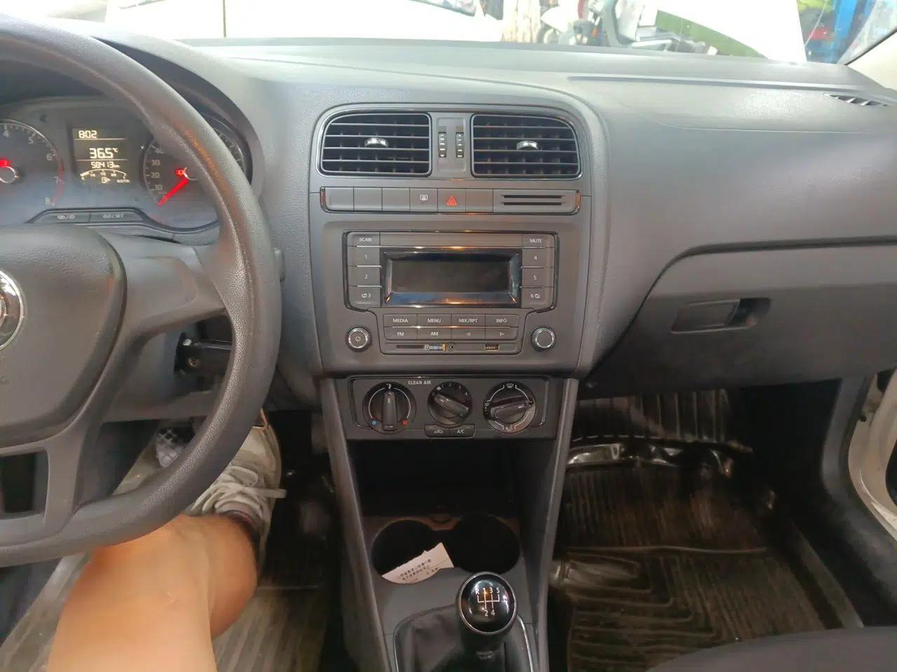 Volkswagen Polo 2016 1.4L Manual Fashion Model — миниатюра 13