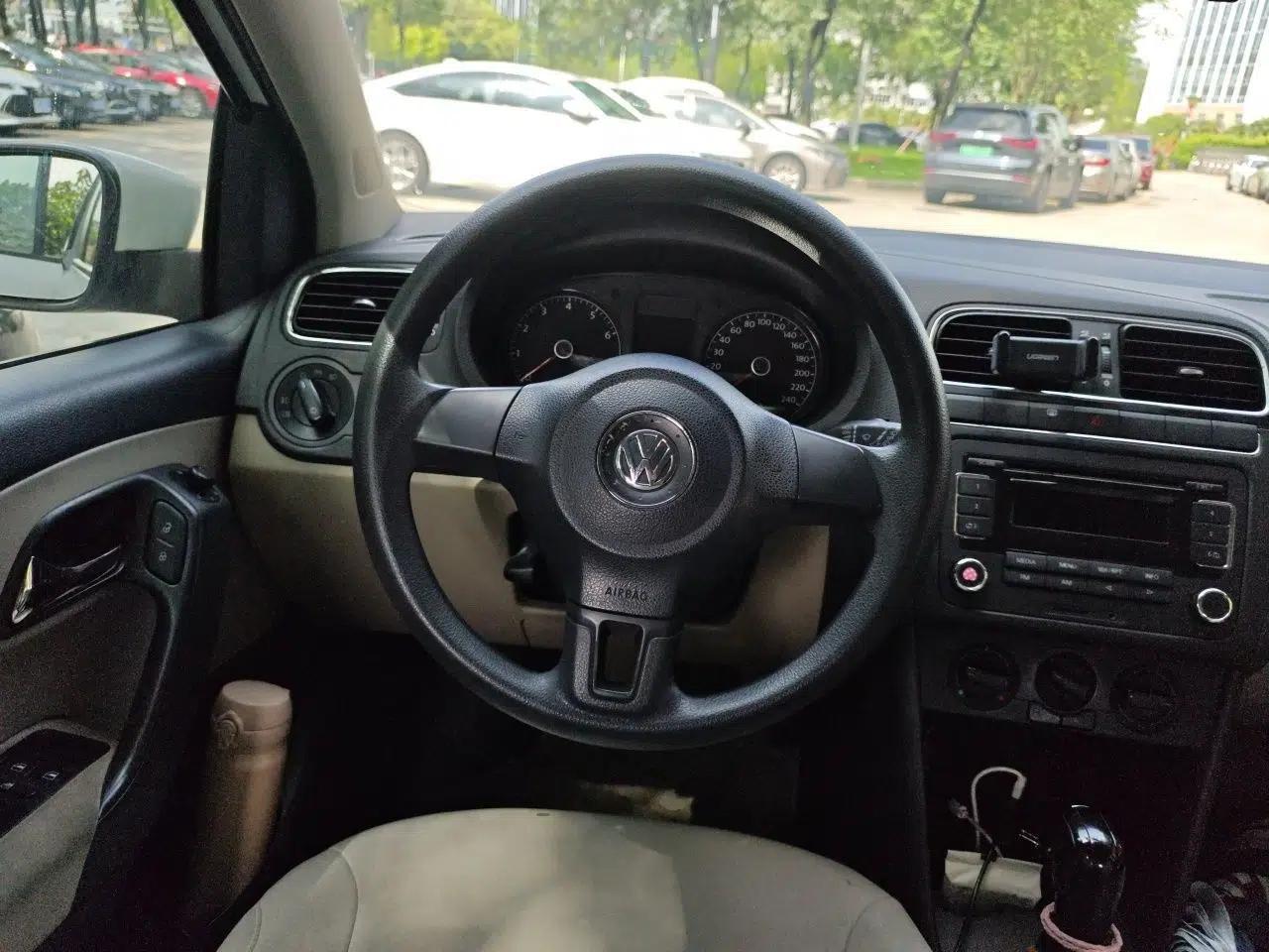 Volkswagen Polo 2011 1.4L Automatic ZhiShang Version — миниатюра 10