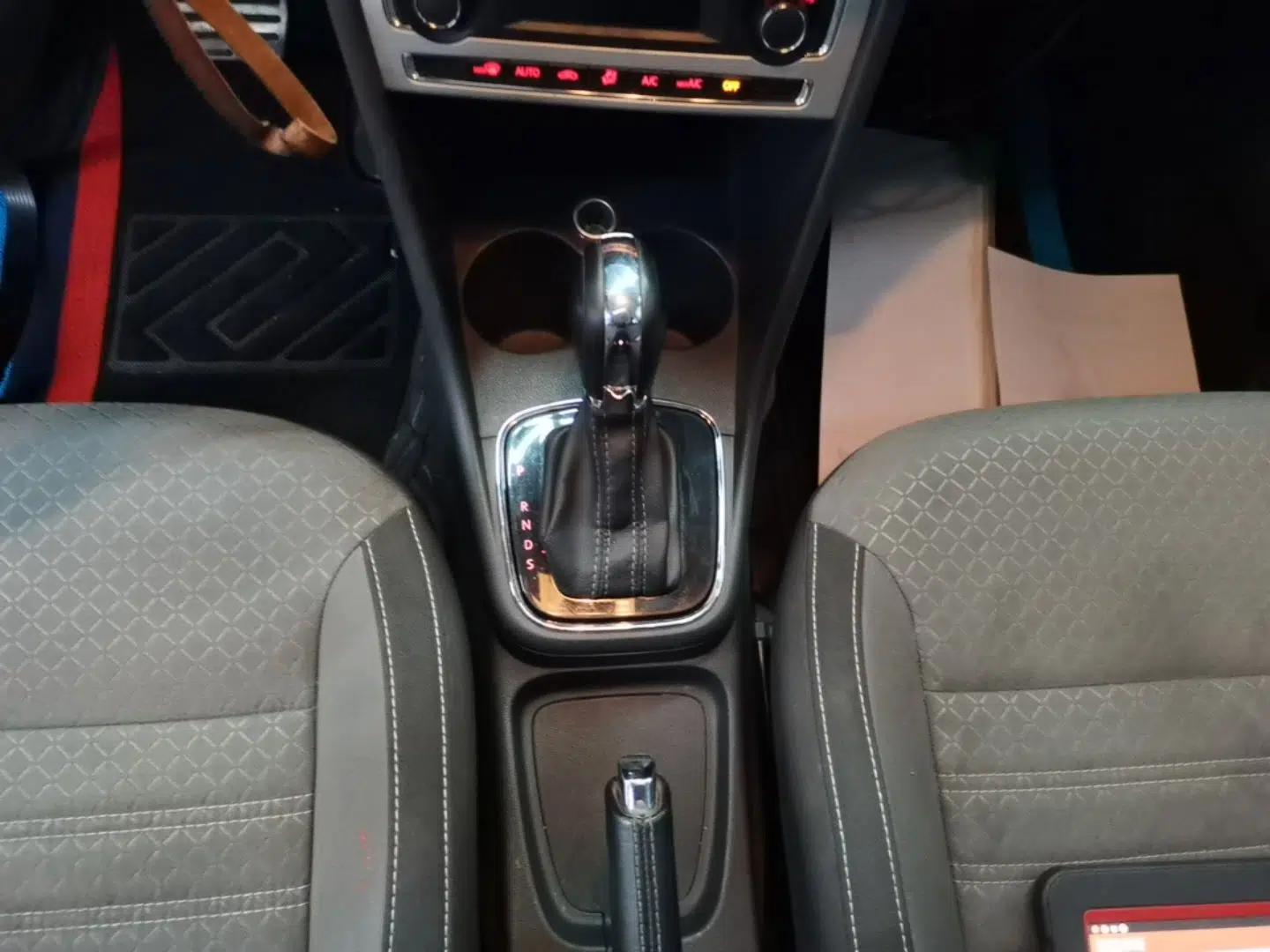 Volkswagen Polo 2016 1.6L Cross Polo Automatic — миниатюра 16