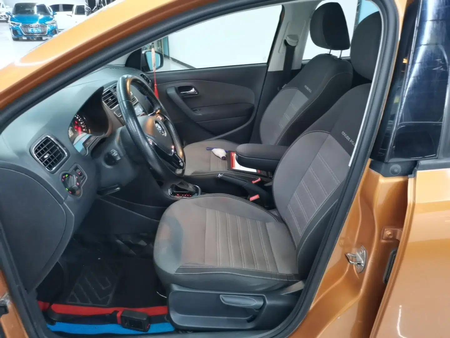 Volkswagen Polo 2016 1.6L Cross Polo Automatic — миниатюра 17