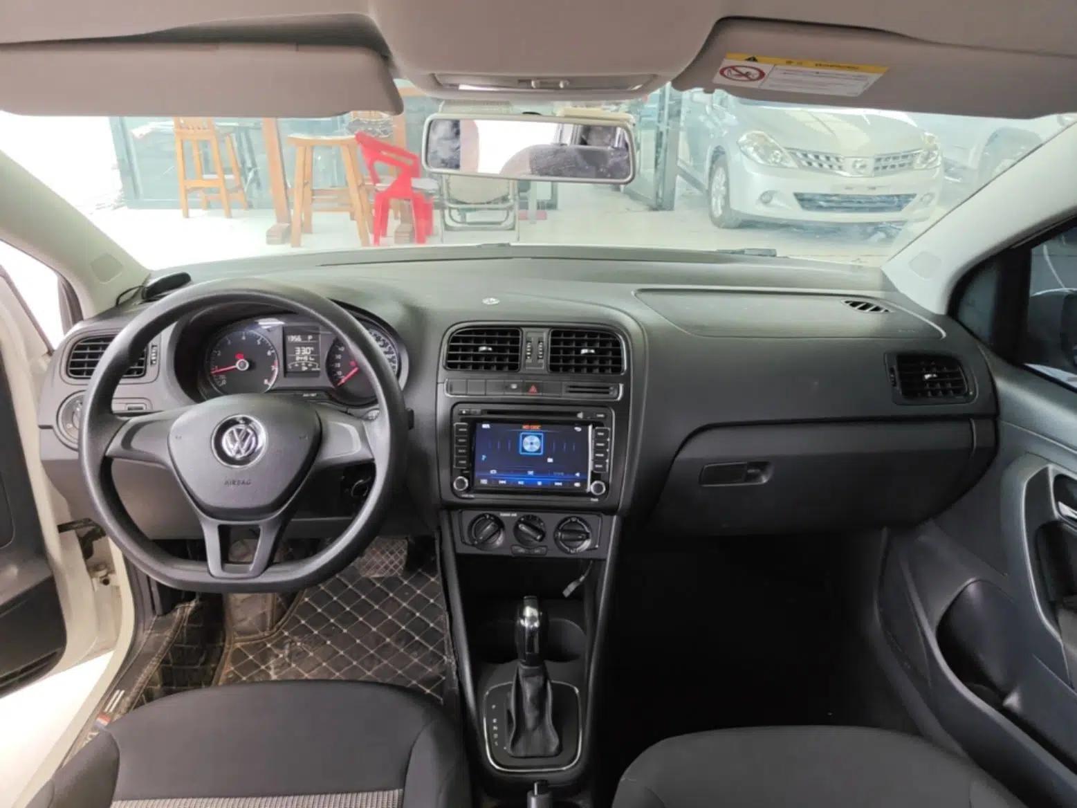 Volkswagen Polo 2016 1.4L Automatic Trendy Model — миниатюра 12