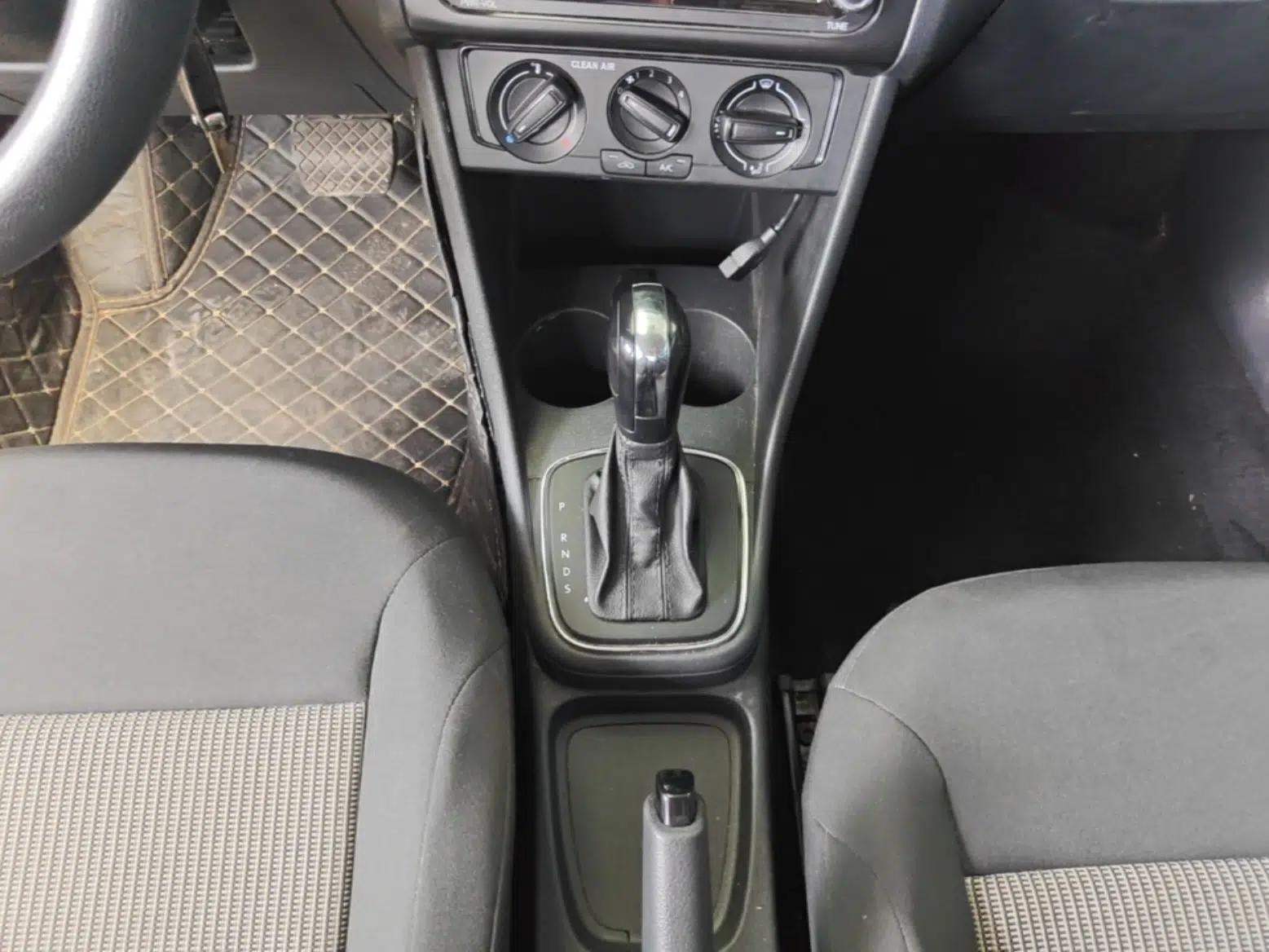 Volkswagen Polo 2016 1.4L Automatic Trendy Model — миниатюра 16
