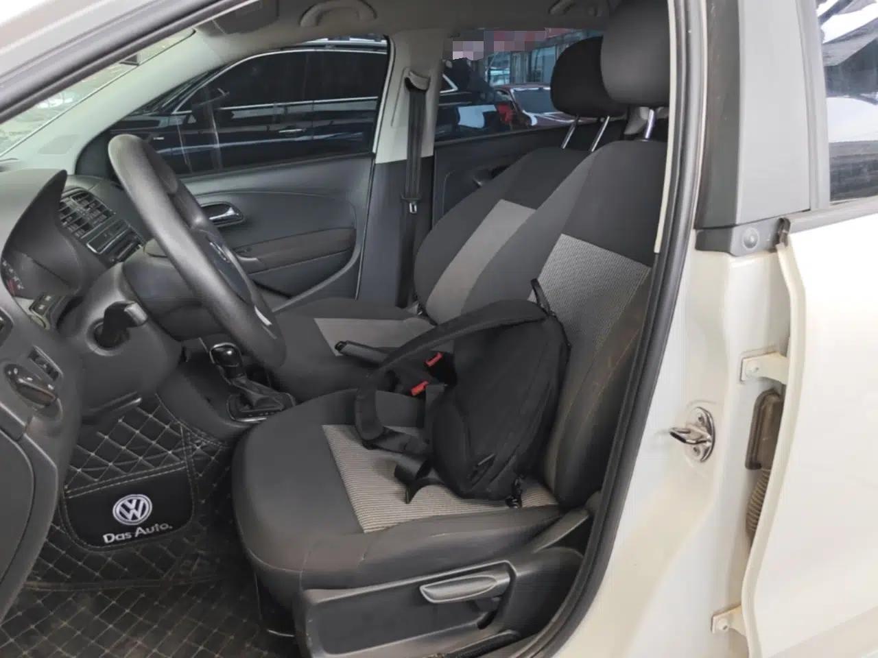Volkswagen Polo 2016 1.4L Automatic Trendy Model — миниатюра 17