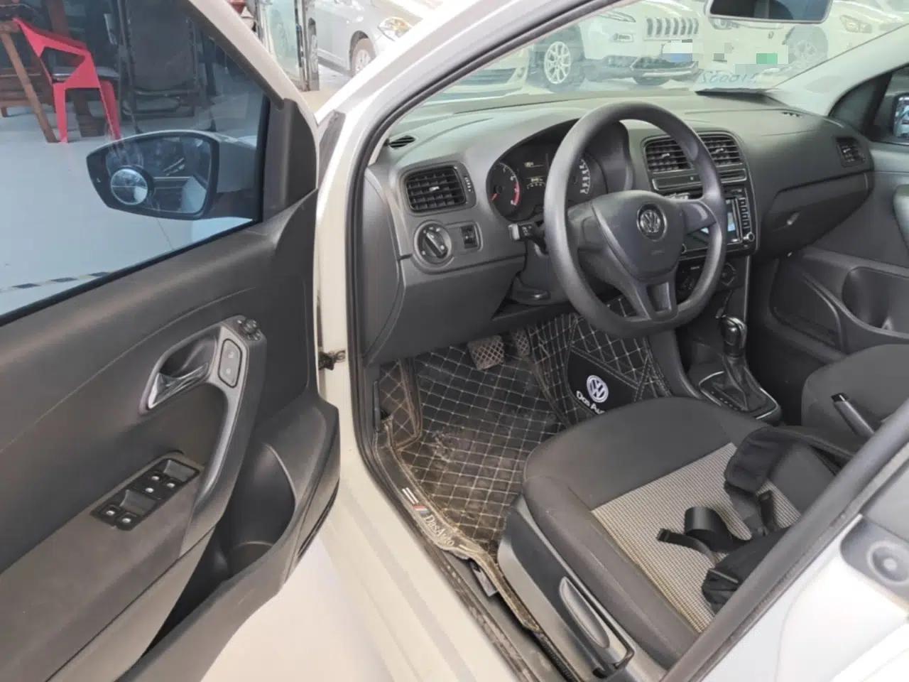Volkswagen Polo 2016 1.4L Automatic Trendy Model — миниатюра 18