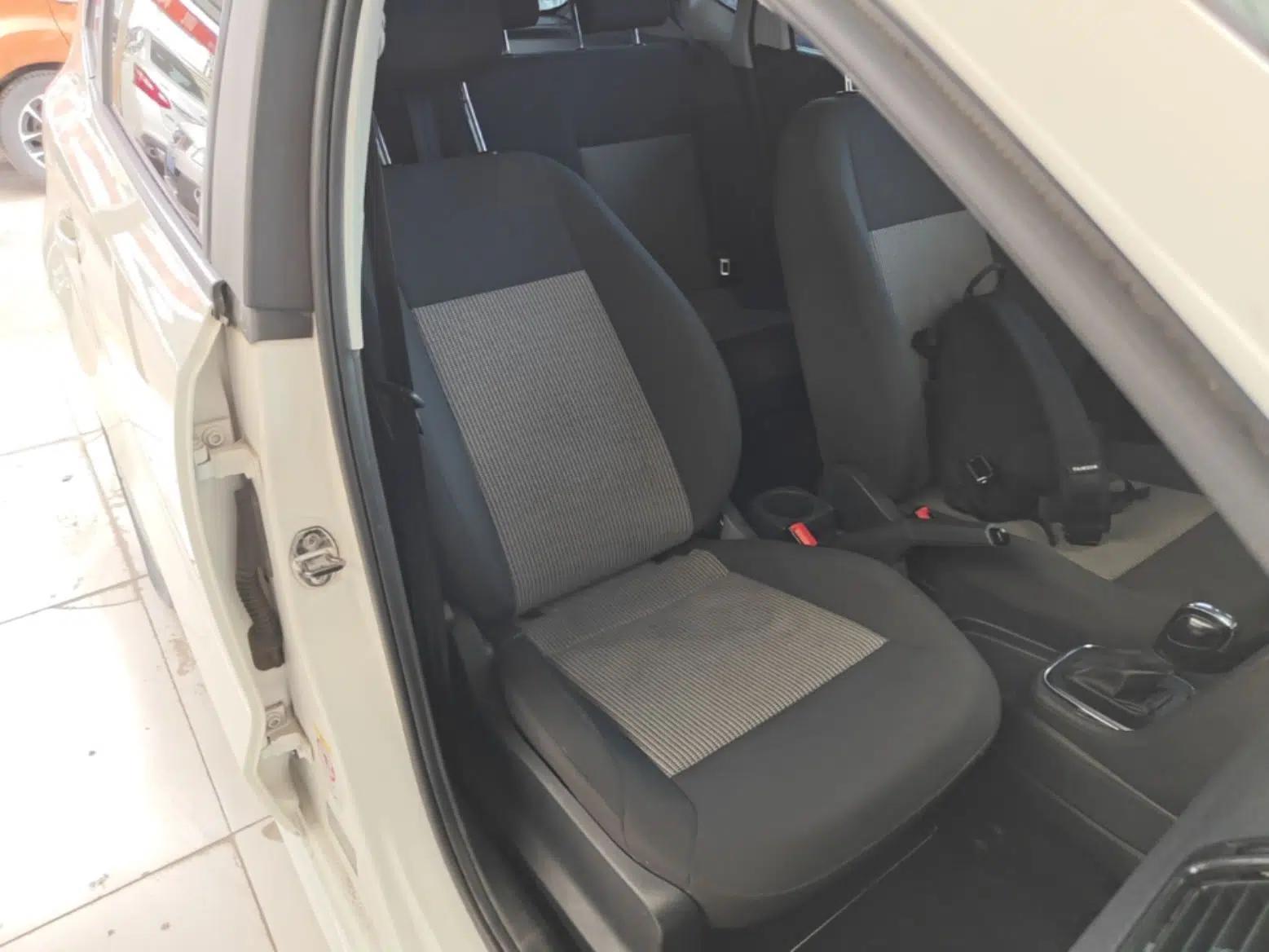 Volkswagen Polo 2016 1.4L Automatic Trendy Model — миниатюра 19