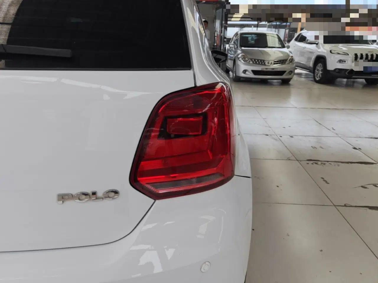 Volkswagen Polo 2016 1.4L Automatic Trendy Model — миниатюра 9