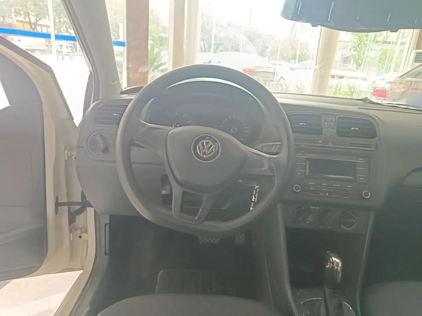 Volkswagen Polo 2016 1.4L Automatic Trendy Model — миниатюра 13