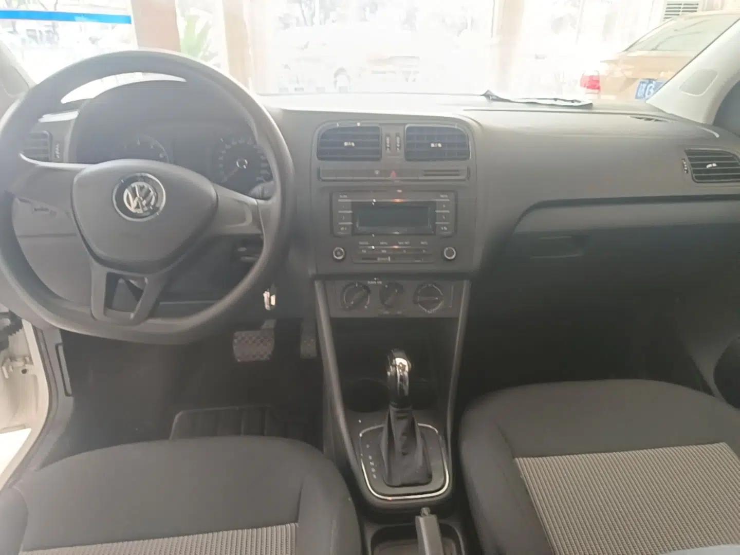 Volkswagen Polo 2016 1.4L Automatic Trendy Model — миниатюра 15