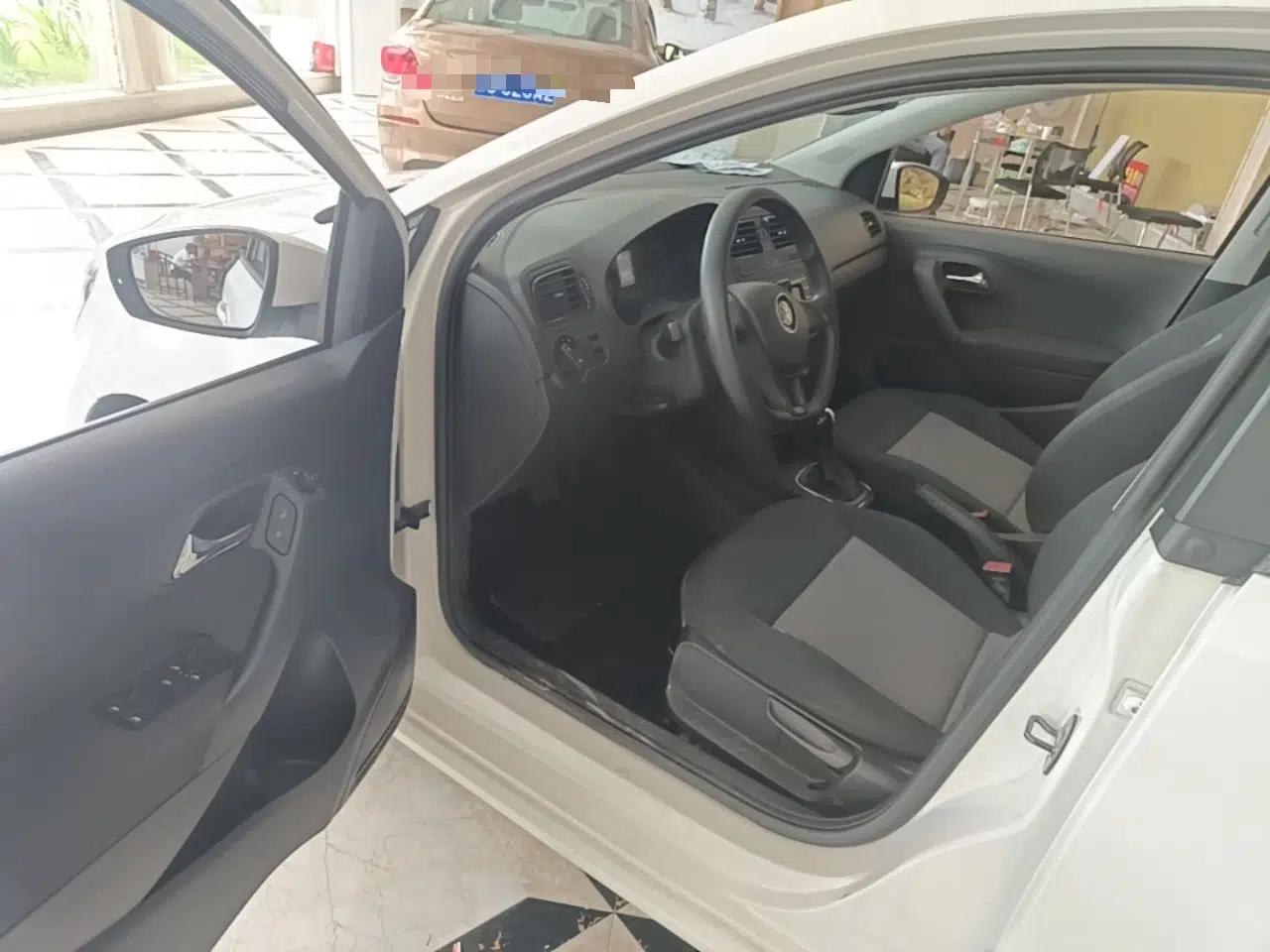 Volkswagen Polo 2016 1.4L Automatic Trendy Model — миниатюра 18