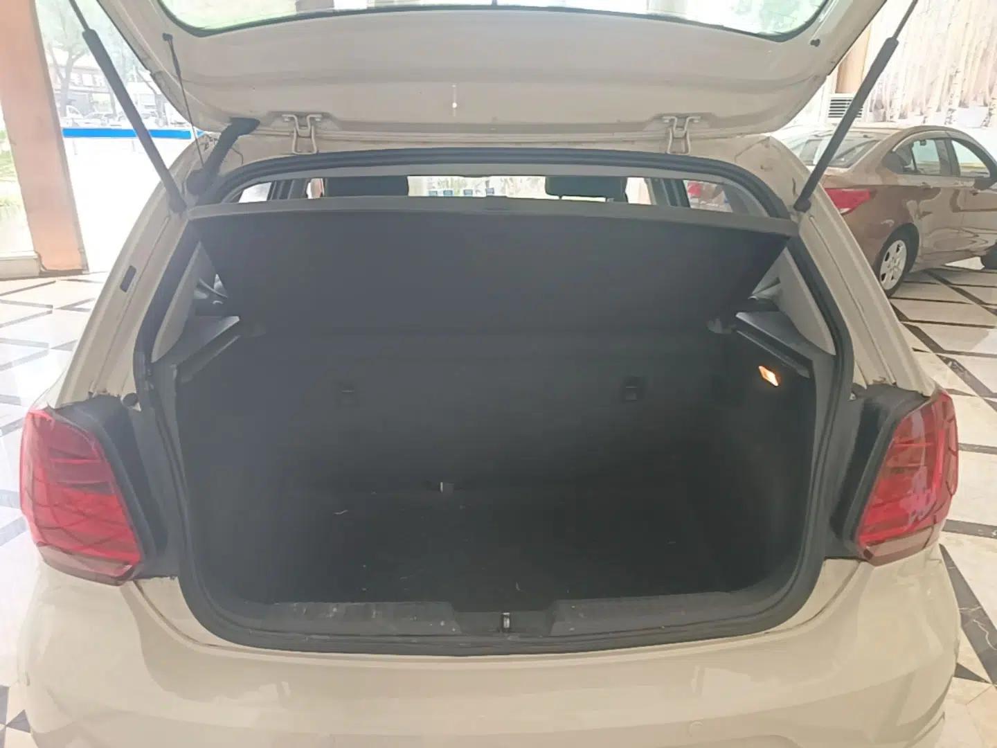 Volkswagen Polo 2016 1.4L Automatic Trendy Model — миниатюра 22