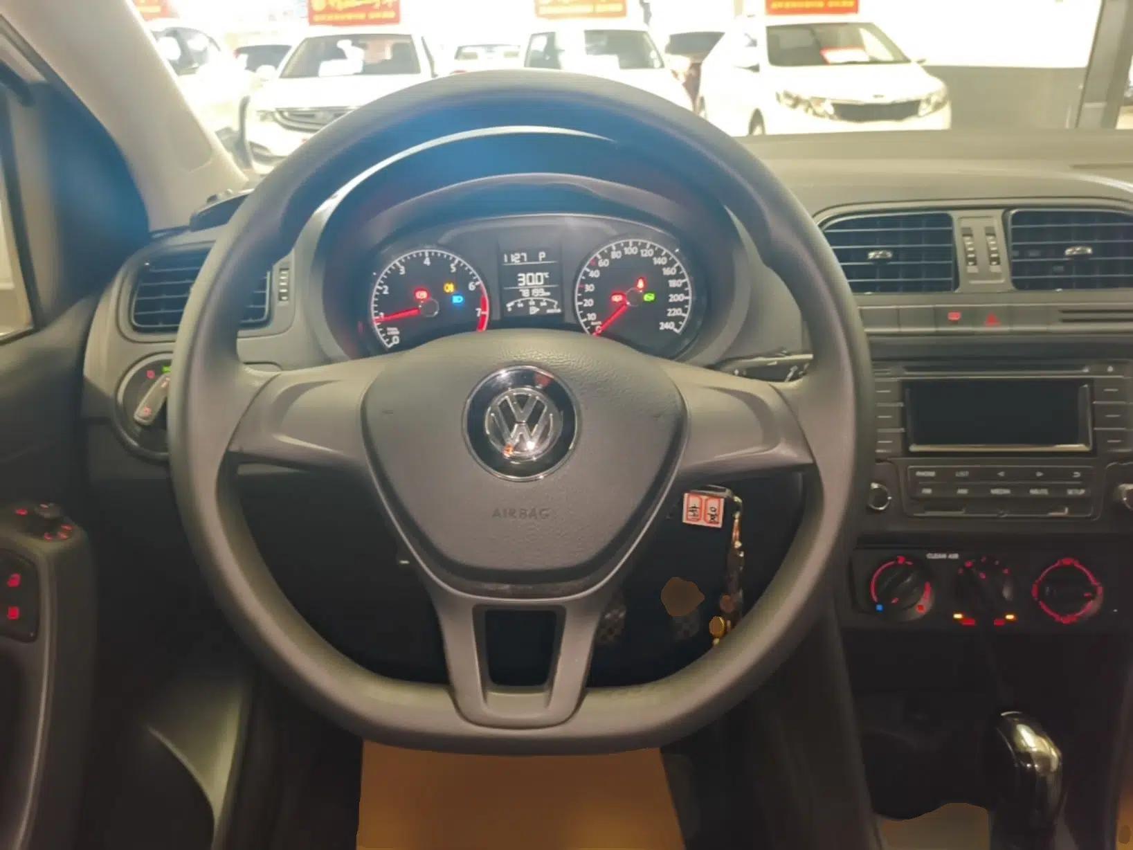 Volkswagen Polo 2016 1.4L Automatic Trendy Model — миниатюра 13
