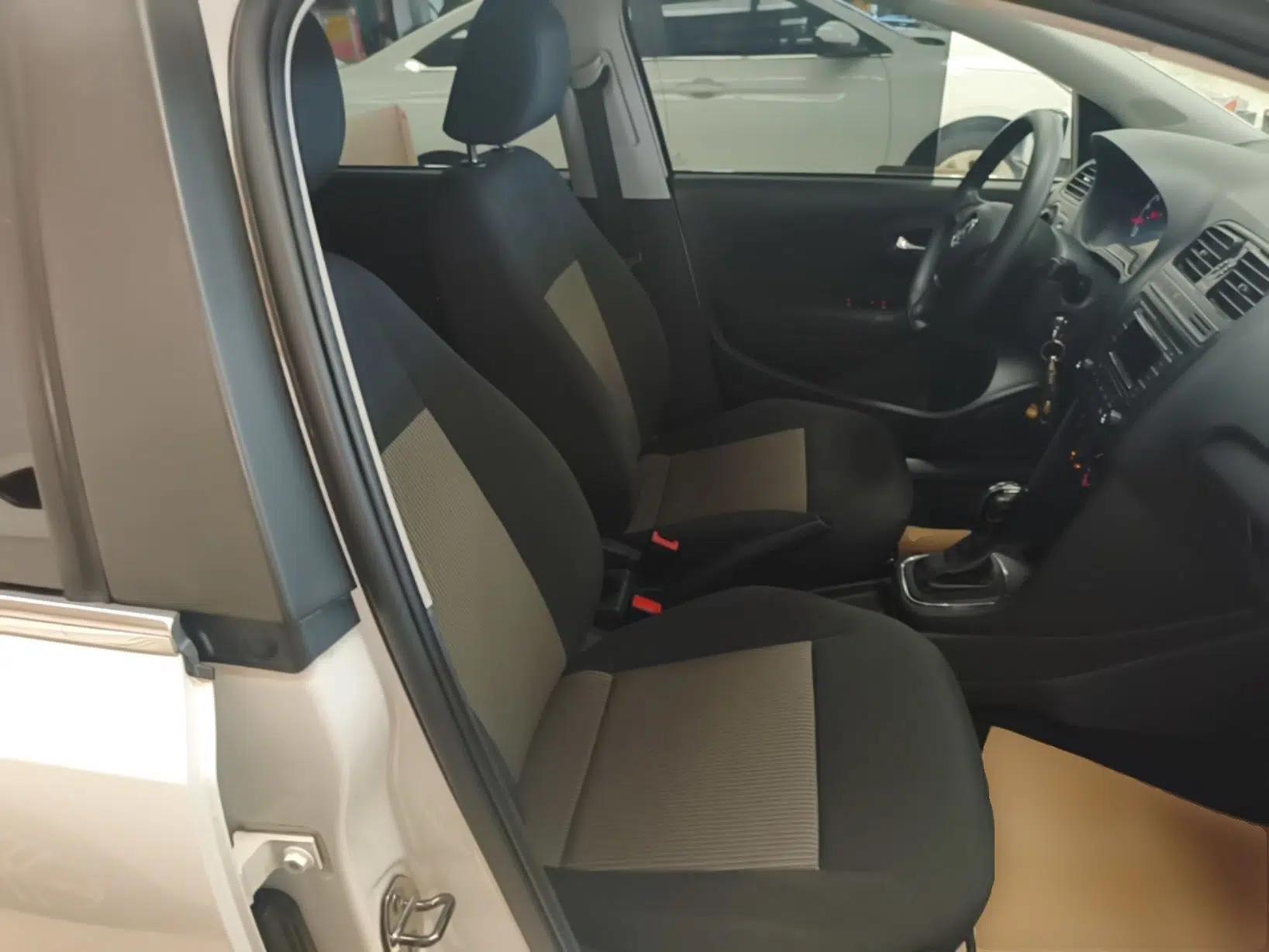 Volkswagen Polo 2016 1.4L Automatic Trendy Model — миниатюра 19