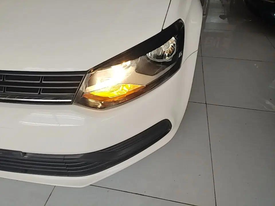 Volkswagen Polo 2016 1.4L Automatic Trendy Model — миниатюра 8