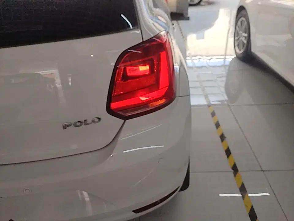 Volkswagen Polo 2016 1.4L Automatic Trendy Model — миниатюра 9